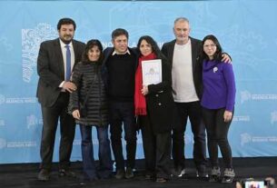 Kicillof entregó escrituras gratuitas a familias de Ramallo