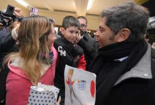 Kicillof entregó escrituras gratuitas a familias de Coronel Rosales