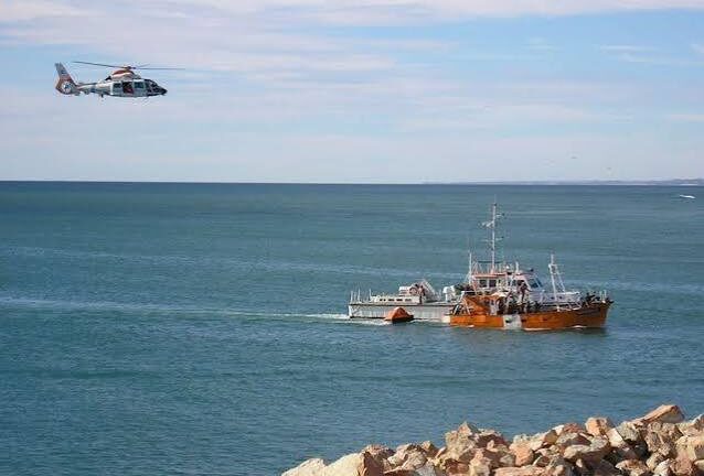 Desesperada búsqueda de un marinero que cayó al mar en medio de un fuerte temporal frente a Santa Cruz