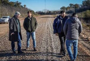 Javier Rodríguez inauguró el camino rural que conecta la Escuela Rural N° 33 y destacó la producción con identidad bonaerense 