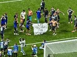Javier Milei habló de la bandera de las Islas Malvinas exhibida ante Inglaterra: «Válido y lícito»
