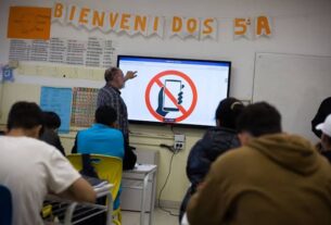 Cada vez más colegios secundarios toman medidas restrictivas para el uso del celular