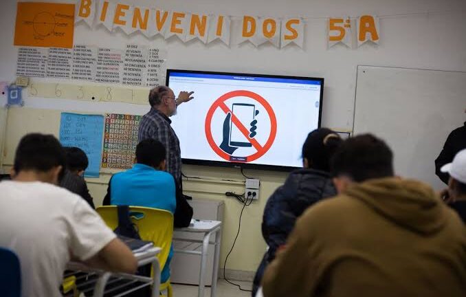Cada vez más colegios secundarios toman medidas restrictivas para el uso del celular