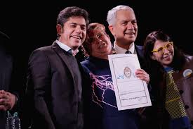 Kicillof entregó escrituras gratuitas a familias de La Plata