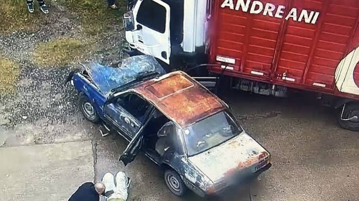 Un camión de reparto chocó contra un auto en Ensenada y una familia terminó hospitalizada