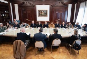 Reelecciones indefinidas: Kicillof las respaldó y el peronismo busca un camino para que intendentes vayan por otro mandato