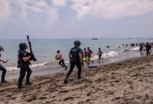 España despliega unidades militares para apoyar operaciones fronterizas en Ceuta por aumento en número de migrantes
