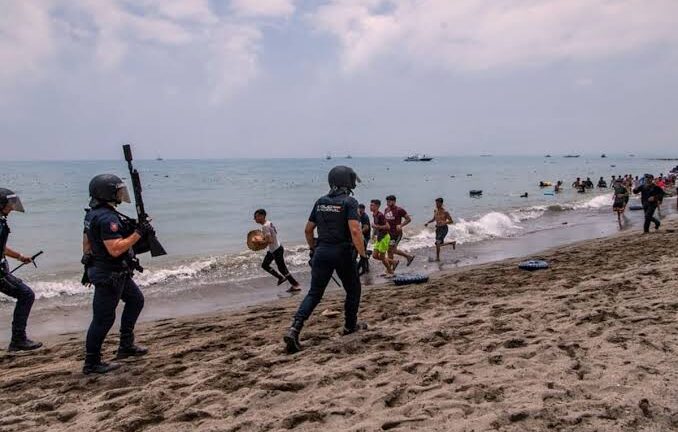 España despliega unidades militares para apoyar operaciones fronterizas en Ceuta por aumento en número de migrantes