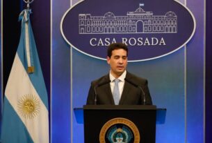 El vocero de Milei aclaró sus dichos con respecto al precio del dólar a $1.800