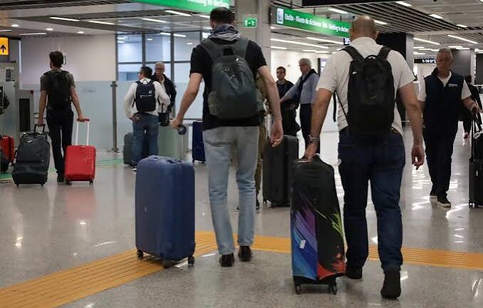 Suspensión de Schengen en Italia: en los aeropuertos de Roma-Fiumicino, Milán-Linate y Malpensa empiezan los controles a los viajeros procedentes de España