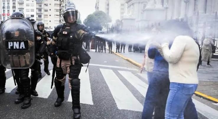 Represión en Congreso: la Policía atacó a manifestantes con agua, gas lacrimógeno y balas de goma