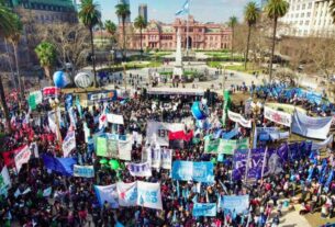 Miles marcharon en Plaza de Mayo por San Cayetano bajo la consigna «paz, pan, tierra, techo y trabajo»
