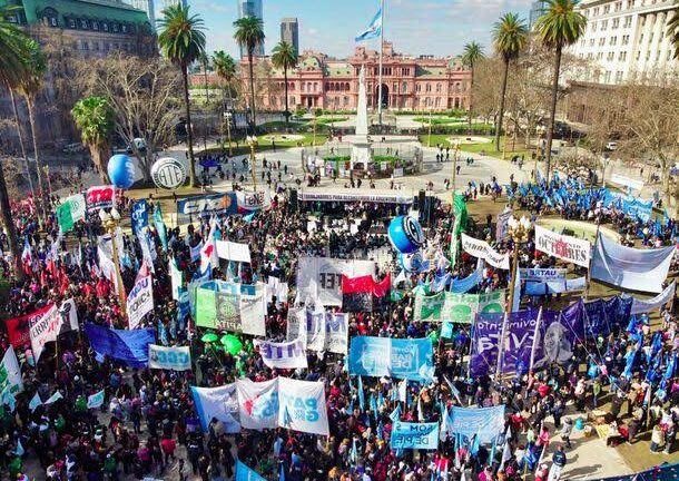 Miles marcharon en Plaza de Mayo por San Cayetano bajo la consigna «paz, pan, tierra, techo y trabajo»