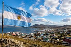 La bandera argentina volvió a flamear en las Islas Malvinas tras 44 años: el homenaje en Puerto Argentino y Darwin