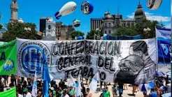 La CGT junto con las dos CTA y movimientos sociales marchan contra el endeudamiento familiar