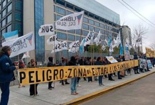 Acto en el deposito de Mercado Libre contra la usura de Galperin