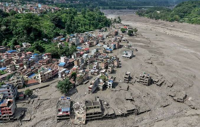 Un alud arrasa una región de Nepal y deja 95 muertos y 384 desaparecidos