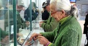 Más del 40% de los hogares con adultos mayores tiene ingresos insuficientes, según la UCA