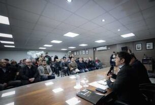 Kicillof se reunió con intendentes chaqueños, dirigentes gremiales y representantes del sector productivo local