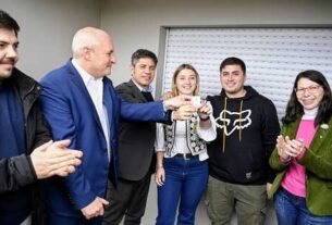 Kicillof entregó viviendas a familias de General La Madrid