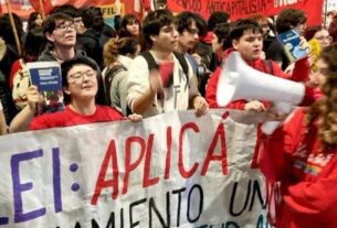 Estudiantes realizaron un «Librazo» para exigir que el Gobierno aplique la Ley de Financiamiento Universitario
