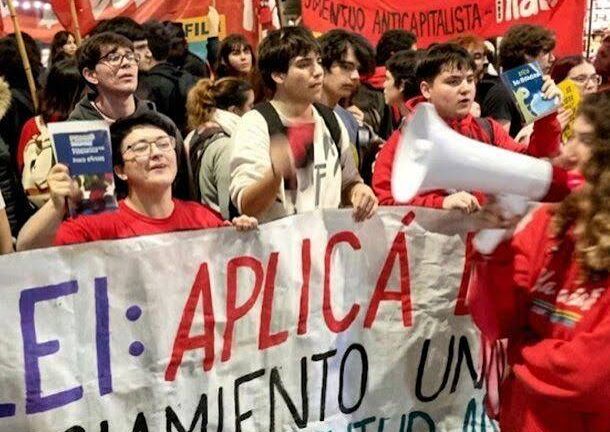 Estudiantes realizaron un «Librazo» para exigir que el Gobierno aplique la Ley de Financiamiento Universitario