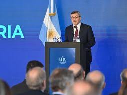 La UIA pidió «dejar atrás las agresiones» pero Luis Caputo volvió a descalificar a la industria nacional
