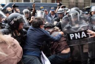 Miércoles de represión: una jubilada se descompensó y el padre Paco Olveira estalló contra los policías
