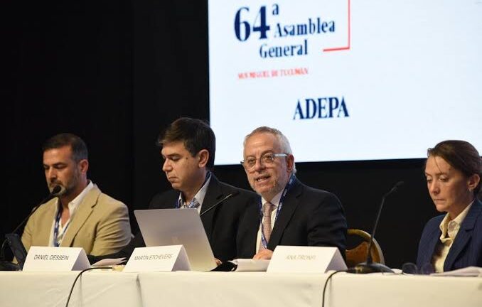 ADEPA rechazó las críticas de Milei y advirtió que “deterioran el debate democrático y pueden generar un efecto contagio”