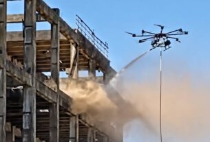 Probaron en La Plata un «bombero drone» que ayudará a apagar incendios y rescatar personas en altura