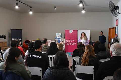 La Provincia entregó maquinaria y herramientas para emprendimientos de Bolívar