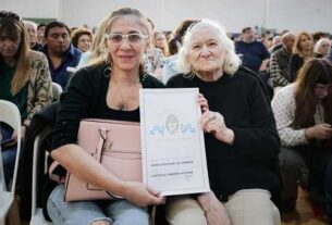 Kicillof entregó escrituras gratuitas a familias de Lobería