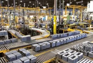 La producción industrial registró una suba de 0,3% en agosto y cortó la caída previa