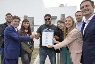 Kicillof entregó 64 viviendas a familias de San Vicente