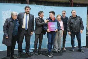 Kicillof entregó escrituras gratuitas a familias de Nueve de Julio